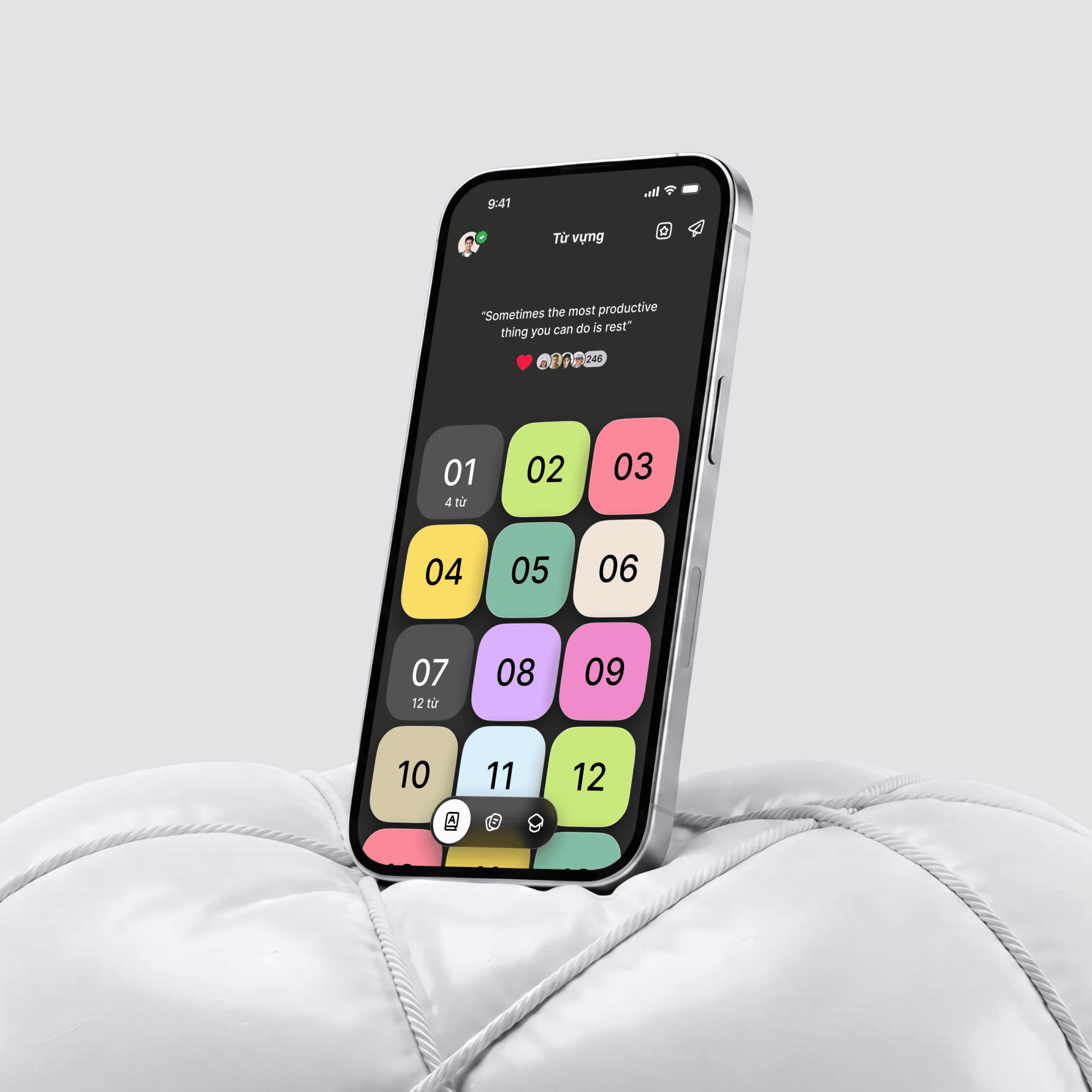 Màn hình Từ vựng của app Ecandy trên điện thoại, đặt nghiêng trên chiếc nệm trắng